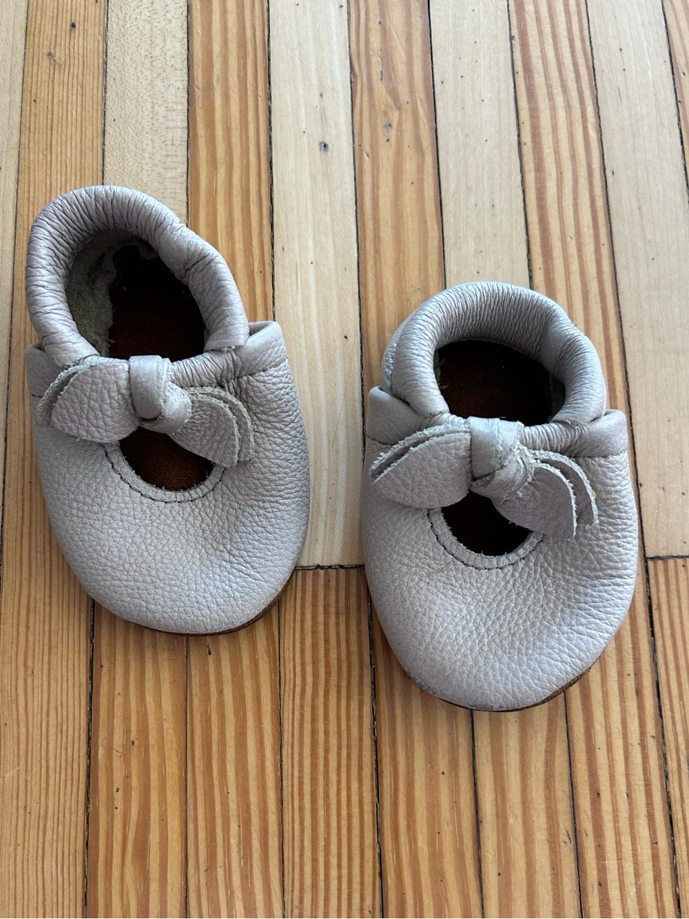 Soft Gray Baby Leather Mary Jane Shoes with Bow